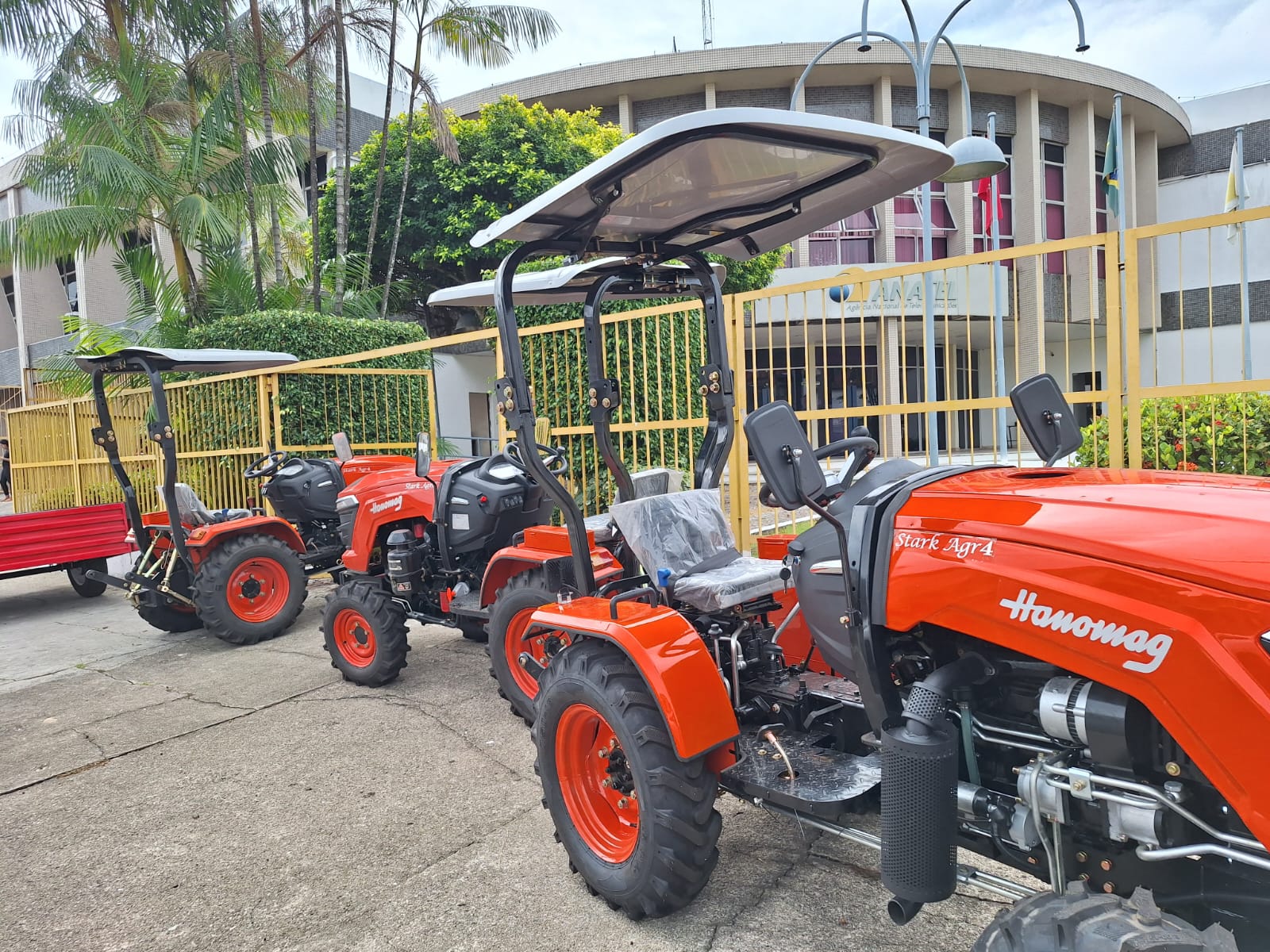 Imagem mostra pequenos tratores enfileirados na calçada 