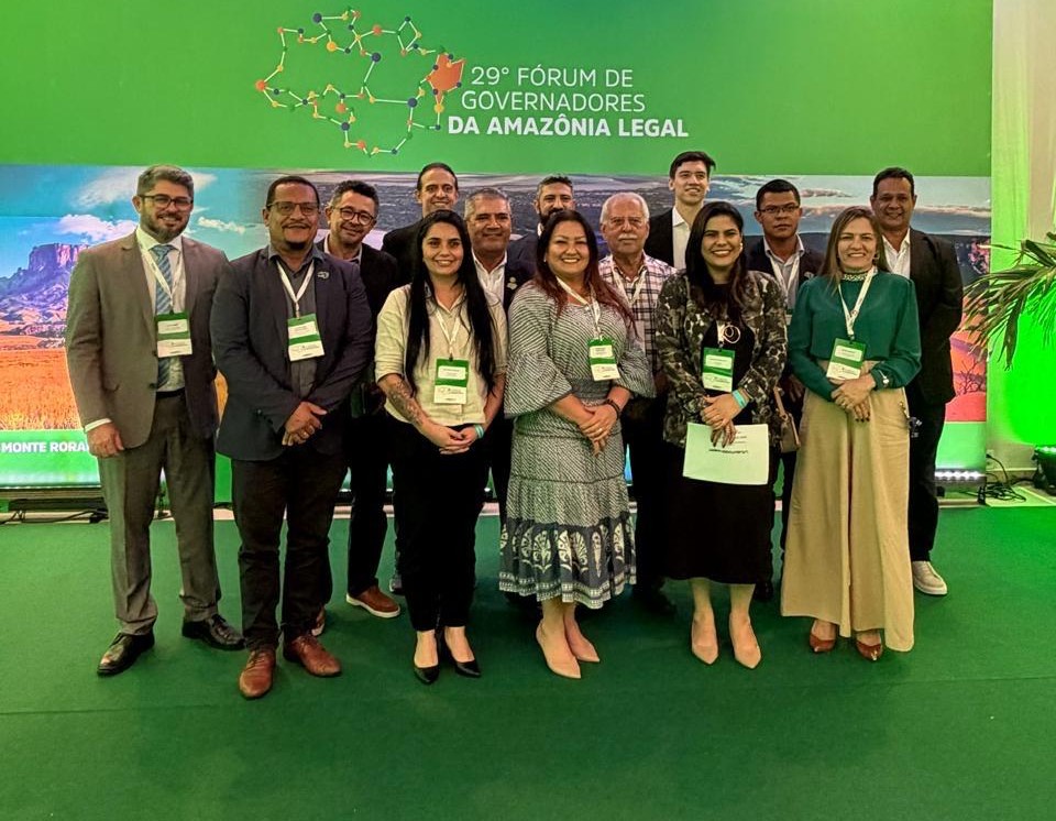 imagem mostra grupo  de pessoas reunidas,  entre homens e mulheres no Fórum de governadores da Amazônia Legal