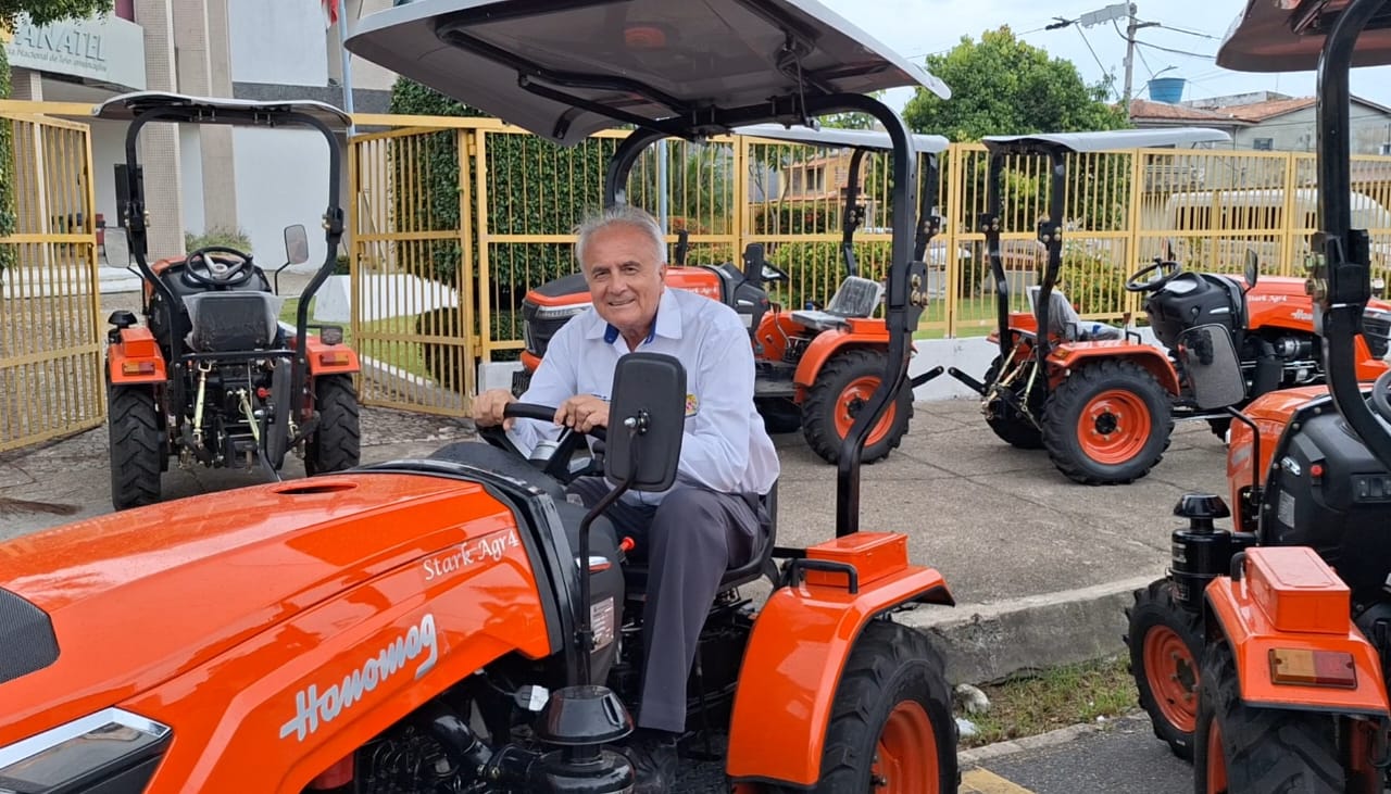 Imagem mostra secretário de agricultura pilotando trator e outros veículos ao redor