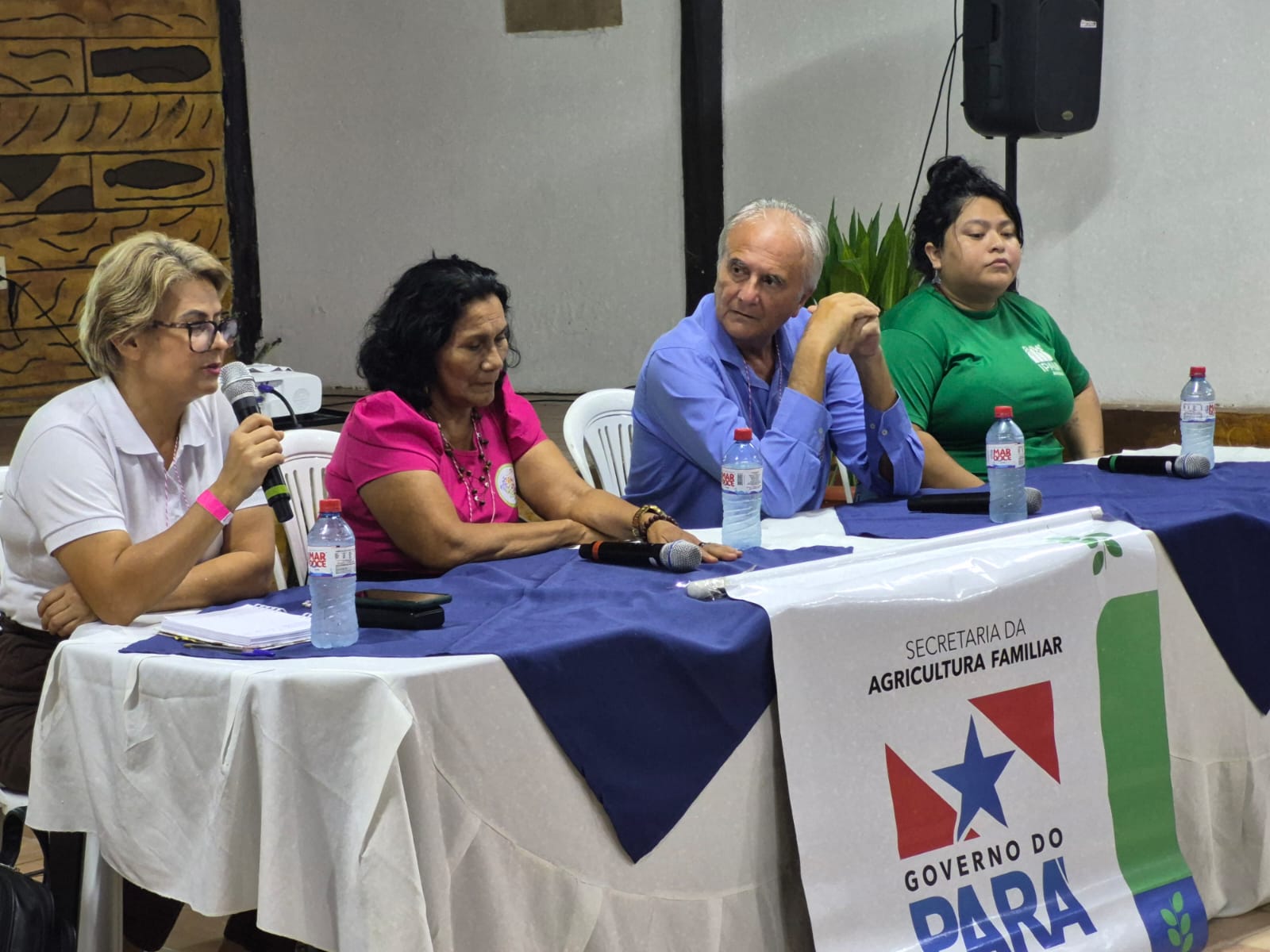 Imagem mostra quatro pessoas à mesa, sendo três mulheres e um homem