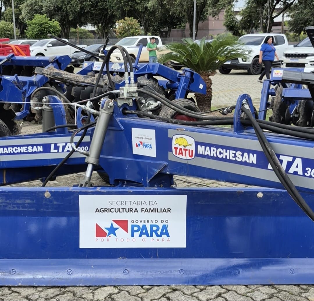 imagem mostra máquinas agrícolas em exposição