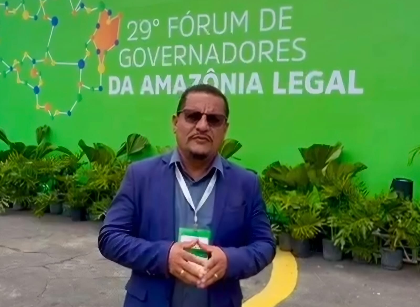 Imagem mostra homem de óculos, terno azul, negro, idade adulta