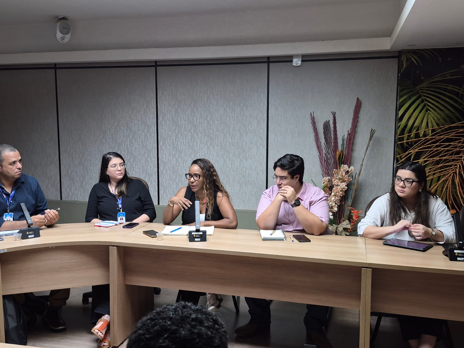 Imagem mostra pessoas em uma reunião em uma mesa