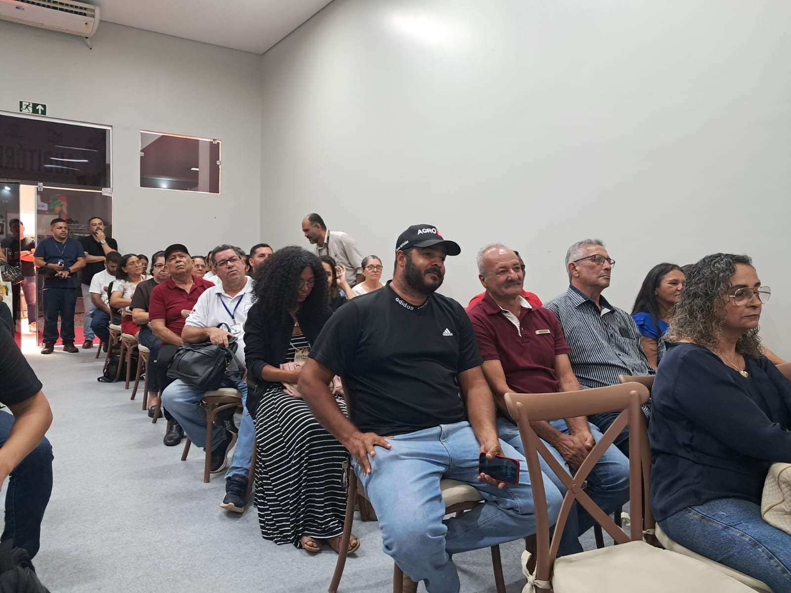 imagem mostra auditório lotado de pessoas