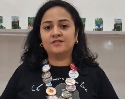 Imagem mostra mulher branca, jovem, de camisa preta